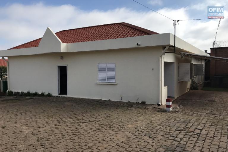 A louer une jolie villa basse F4 dans une résidence sécurisée proche de Shoprite à Talatamaty