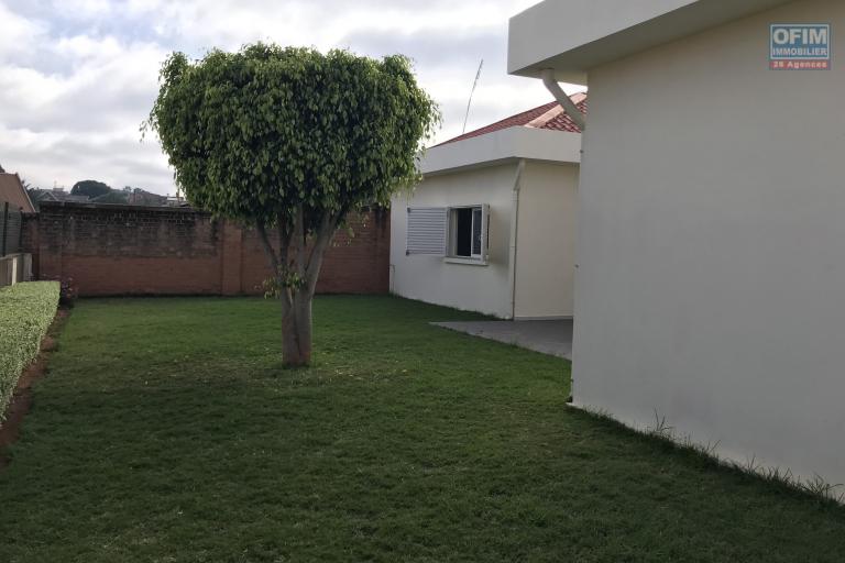 A louer une jolie villa basse F4 dans une résidence sécurisée proche de Shoprite à Talatamaty