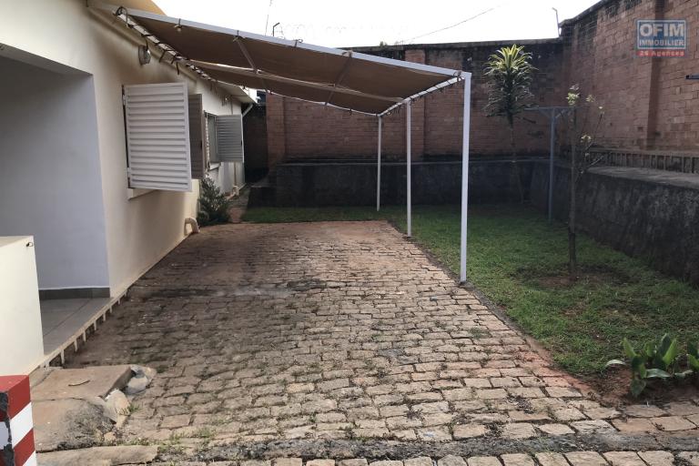 A louer une jolie villa basse F4 dans une résidence sécurisée proche de Shoprite à Talatamaty