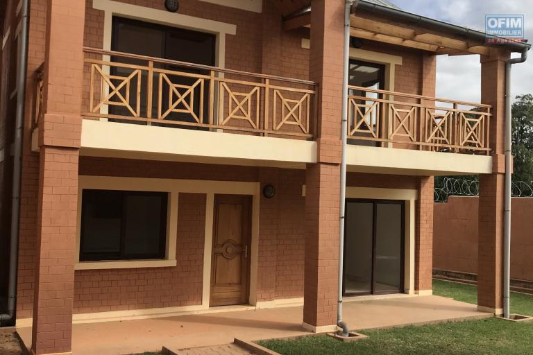 À louer une maison neuve à étage de type traditionnel dans une résidence clôturée avec 3 chambres sis à Ambohijanaka non loin de l’école  Peter Pan et by pass. NON DISPONIBLE