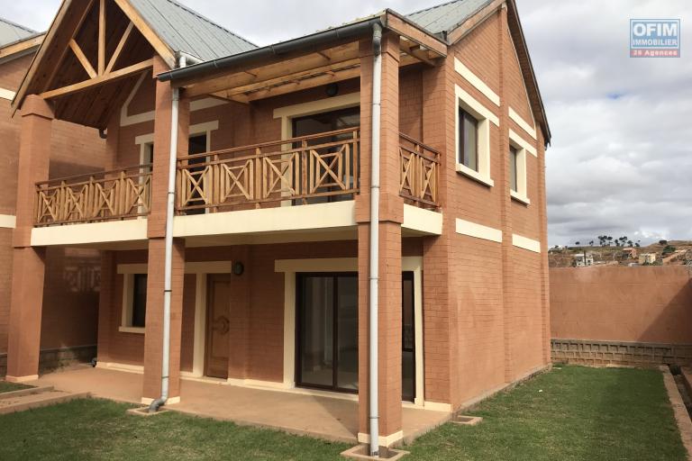 À louer une maison neuve à étage de type traditionnel dans une résidence clôturée avec 3 chambres sis à Ambohijanaka non loin de l’école  Peter Pan et by pass
