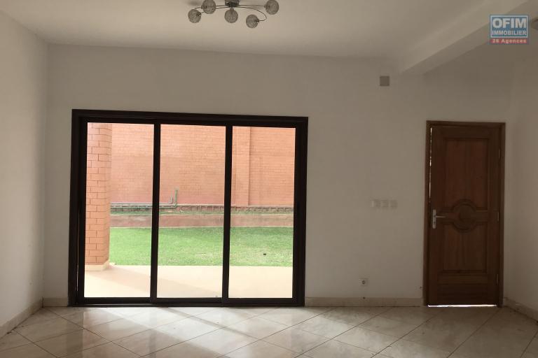 À louer une maison neuve à étage de type traditionnel dans une résidence clôturée avec 3 chambres sis à Ambohijanaka non loin de l’école  Peter Pan et by pass. NON DISPONIBLE