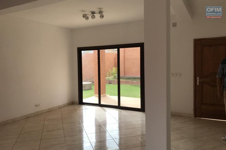 À louer une maison neuve à étage de type traditionnel dans une résidence clôturée avec 3 chambres sis à Ambohijanaka non loin de l’école  Peter Pan et by pass. NON DISPONIBLE