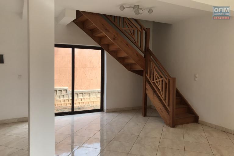 À louer une maison neuve à étage de type traditionnel dans une résidence clôturée avec 3 chambres sis à Ambohijanaka non loin de l’école  Peter Pan et by pass. NON DISPONIBLE