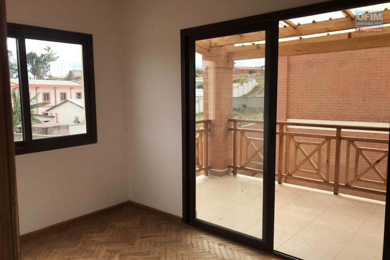 À louer une maison neuve à étage de type traditionnel dans une résidence clôturée avec 3 chambres sis à Ambohijanaka non loin de l’école  Peter Pan et by pass. NON DISPONIBLE