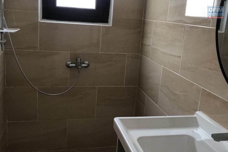 À louer une maison neuve à étage de type traditionnel dans une résidence clôturée avec 3 chambres sis à Ambohijanaka non loin de l’école  Peter Pan et by pass. NON DISPONIBLE