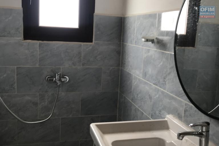 À louer une maison neuve à étage de type traditionnel dans une résidence clôturée avec 3 chambres sis à Ambohijanaka non loin de l’école  Peter Pan et by pass. NON DISPONIBLE