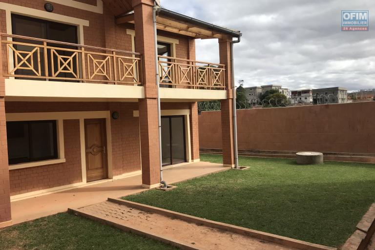 À louer une maison neuve à étage de type traditionnel dans une résidence clôturée avec 3 chambres sis à Ambohijanaka non loin de l’école  Peter Pan et by pass