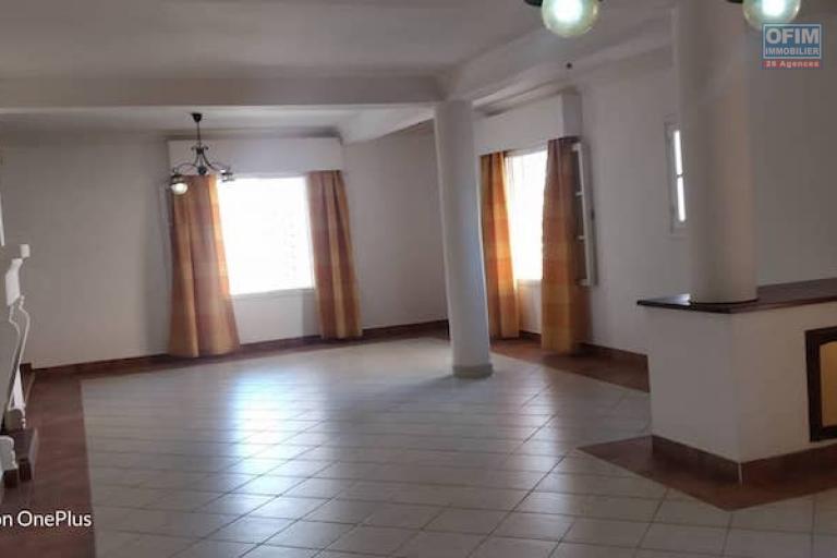 à  vendre villa F5 R+1 dans quartier calme sur ambohibao