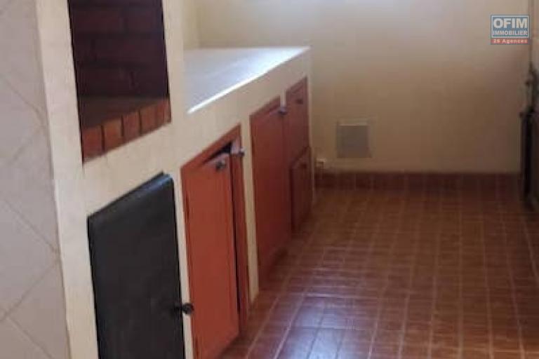 à  vendre villa F5 R+1 dans quartier calme sur ambohibao