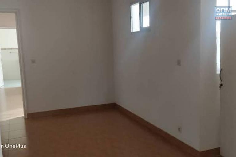 à  vendre villa F5 R+1 dans quartier calme sur ambohibao