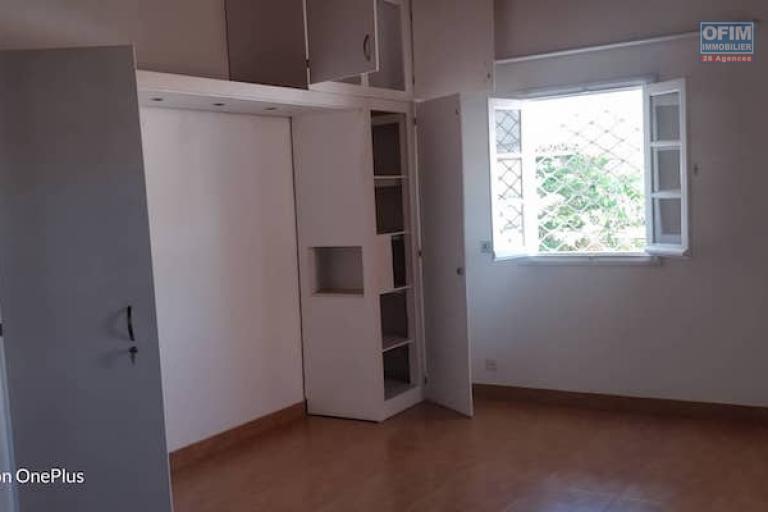 à  vendre villa F5 R+1 dans quartier calme sur ambohibao