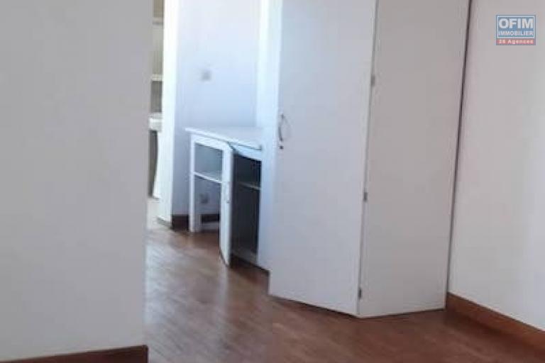 à  vendre villa F5 R+1 dans quartier calme sur ambohibao