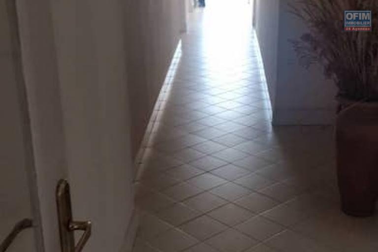 à  vendre villa F5 R+1 dans quartier calme sur ambohibao