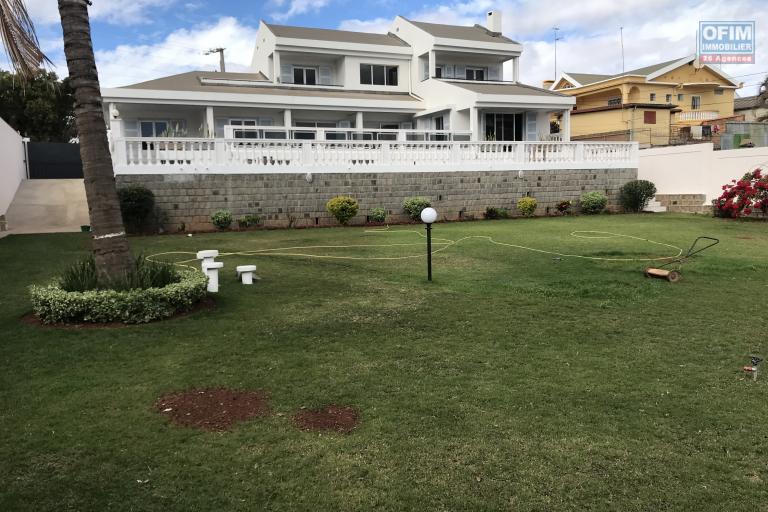À louer une immense villa à étage de type F5 récemment rénovée avec grand jardin bâti sur un terrain de 1800m2 non loin de l’école primaire française C et à 10 minutes de l’aéroport Ivato