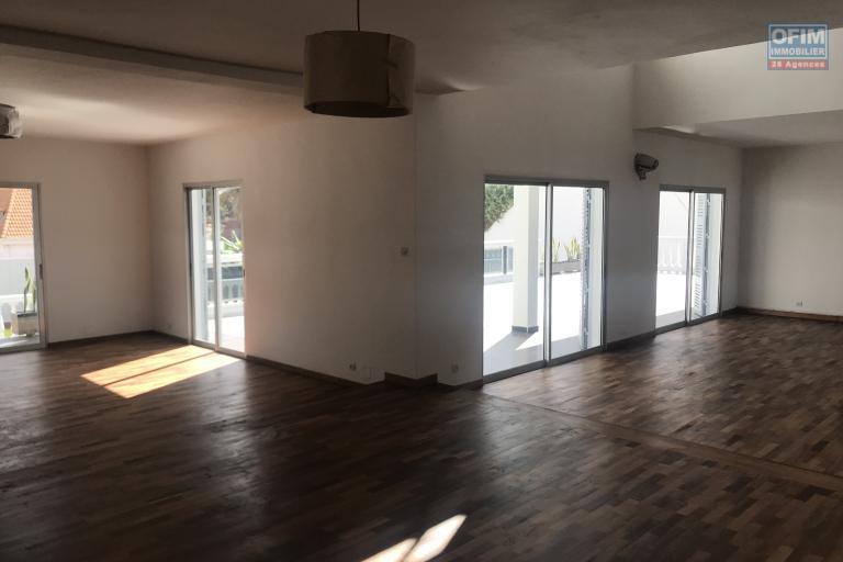 À louer une immense villa à étage de type F5 récemment rénovée avec grand jardin bâti sur un terrain de 1800m2 non loin de l’école primaire française C et à 10 minutes de l’aéroport Ivato