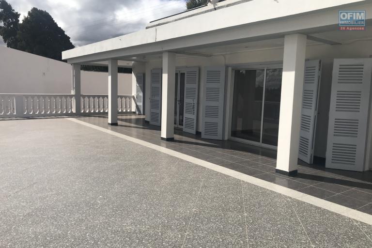À louer une immense villa à étage de type F5 récemment rénovée avec grand jardin bâti sur un terrain de 1800m2 non loin de l’école primaire française C et à 10 minutes de l’aéroport Ivato