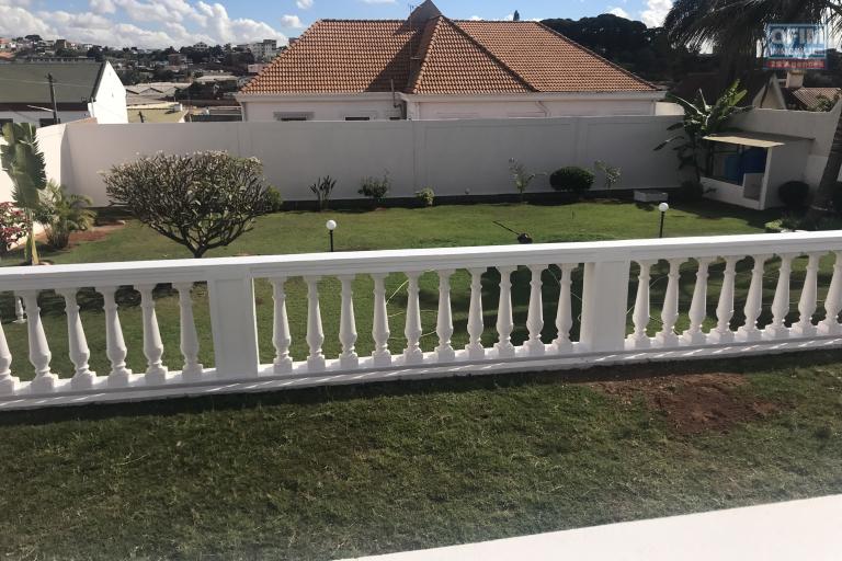 À louer une immense villa à étage de type F5 récemment rénovée avec grand jardin bâti sur un terrain de 1800m2 non loin de l’école primaire française C et à 10 minutes de l’aéroport Ivato