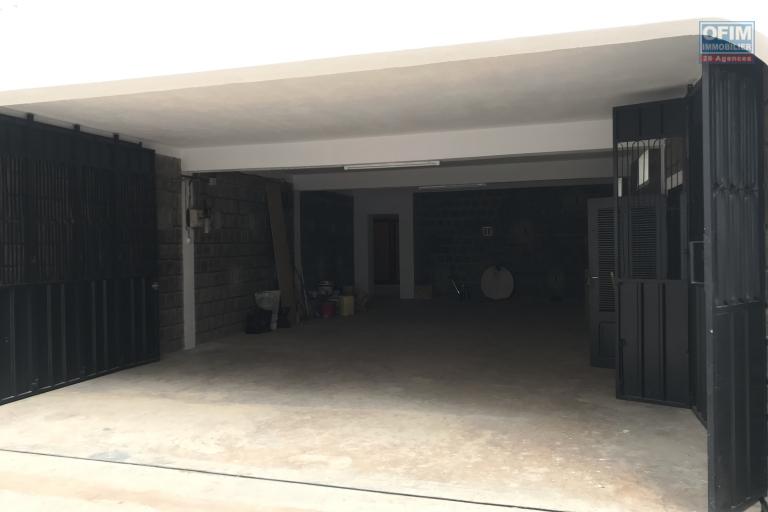 À louer une immense villa à étage de type F5 récemment rénovée avec grand jardin bâti sur un terrain de 1800m2 non loin de l’école primaire française C et à 10 minutes de l’aéroport Ivato