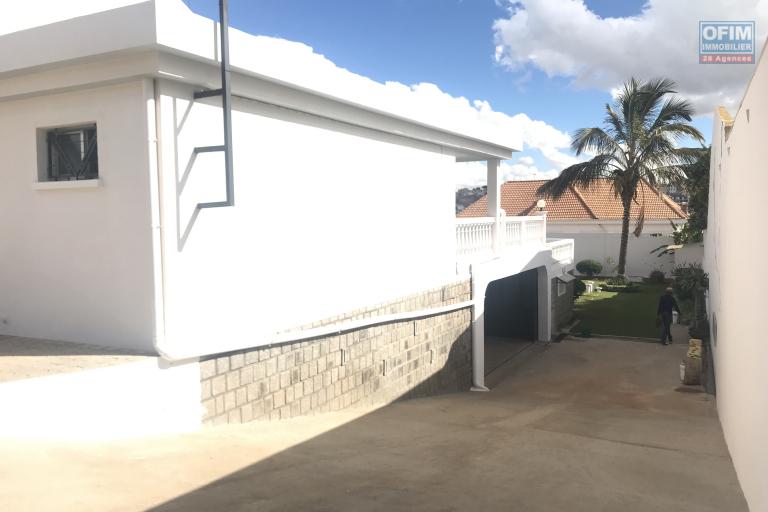 À louer une immense villa à étage de type F5 récemment rénovée avec grand jardin bâti sur un terrain de 1800m2 non loin de l’école primaire française C et à 10 minutes de l’aéroport Ivato