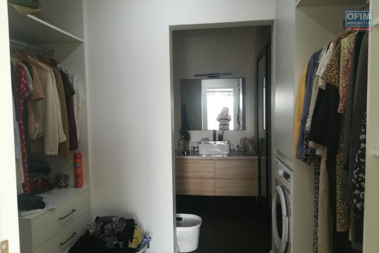 Un grand appartement T4 de 137m2 au 2ème étage d'un immeuble à Ivandry