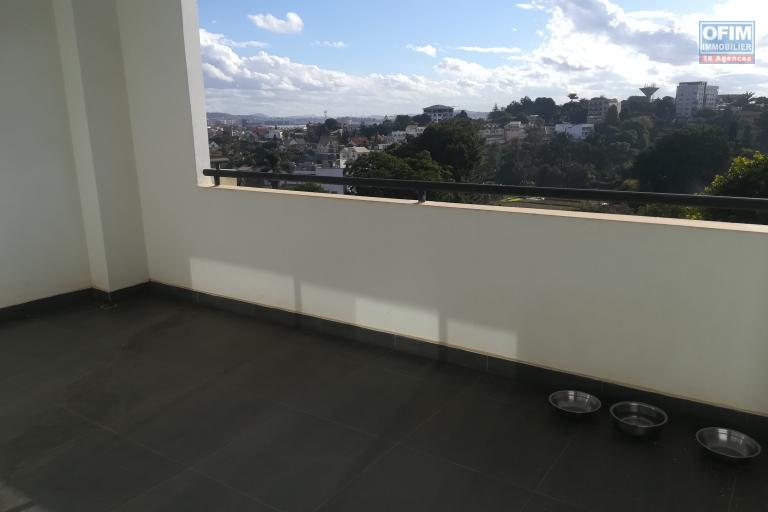 Un grand appartement T4 de 137m2 au 2ème étage d'un immeuble à Ivandry