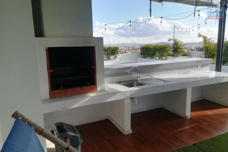 Un grand appartement T4 de 137m2 au 2ème étage d'un immeuble à Ivandry