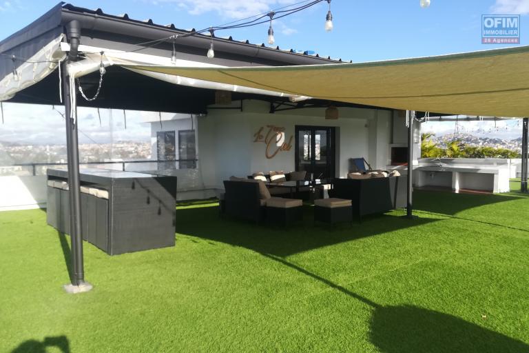 Un grand appartement T4 de 137m2 au 2ème étage d'un immeuble à Ivandry