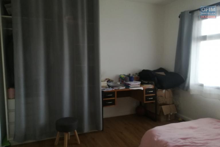 Un grand appartement T4 de 137m2 au 2ème étage d'un immeuble à Ivandry