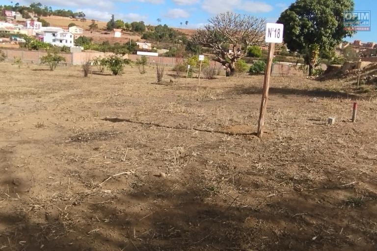 Parcelle de 301 m2 viabilis&eacute; dans un lotissement s&eacute;curis&eacute; &agrave; Ambohijanaka proche By Pass Antananarivo