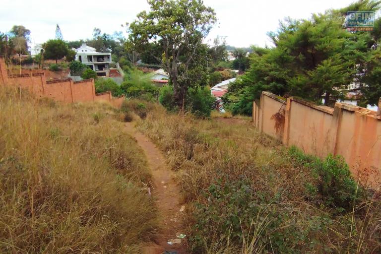 Beau terrain de 1000 m2  , clôturé, avec magnifique vue sur Nanisana Ambatobe- Antananarivo