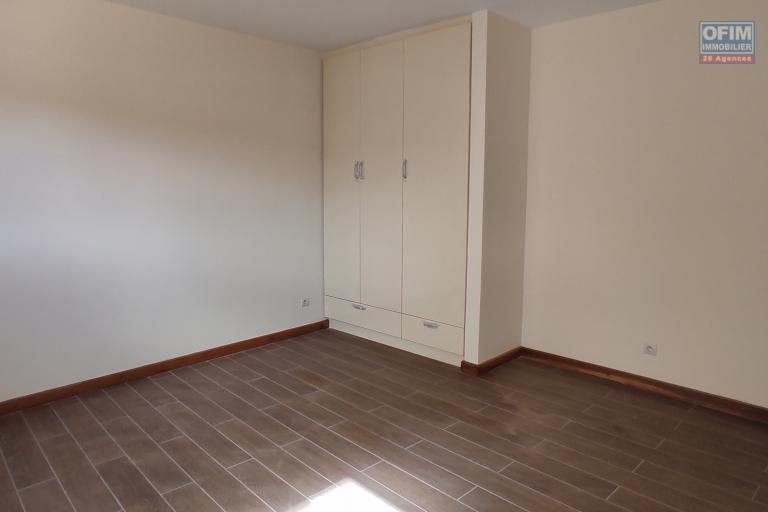 bel appartement T5 neuf avec piscine et sécurisé  à Ambohinambo Talatamaty