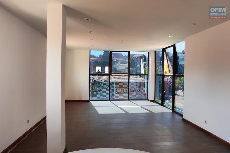 bel appartement T5 neuf avec piscine et sécurisé  à Ambohinambo Talatamaty
