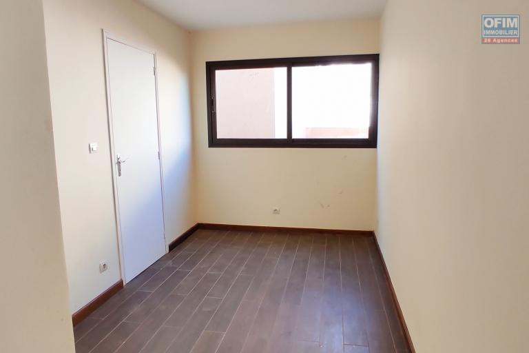 bel appartement T5 neuf avec piscine et sécurisé  à Ambohinambo Talatamaty