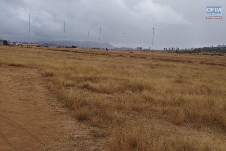 Terrain plat, prêt à bâtir, bord de route principale, d'une superficie de 5 394 m2 à Ambohimarina Ivato- Antananarivo