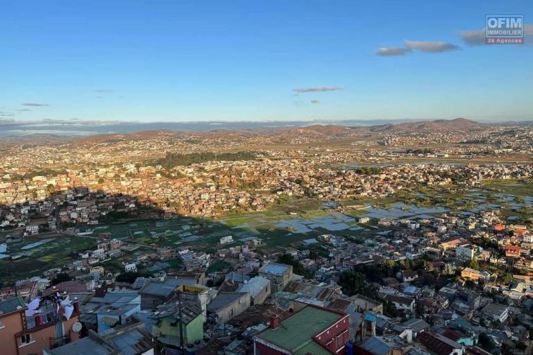 Rare sur la haute ville, un beau terrain de 454 m2 avec magnifique vue à Ambohipotsy - Antananarivo