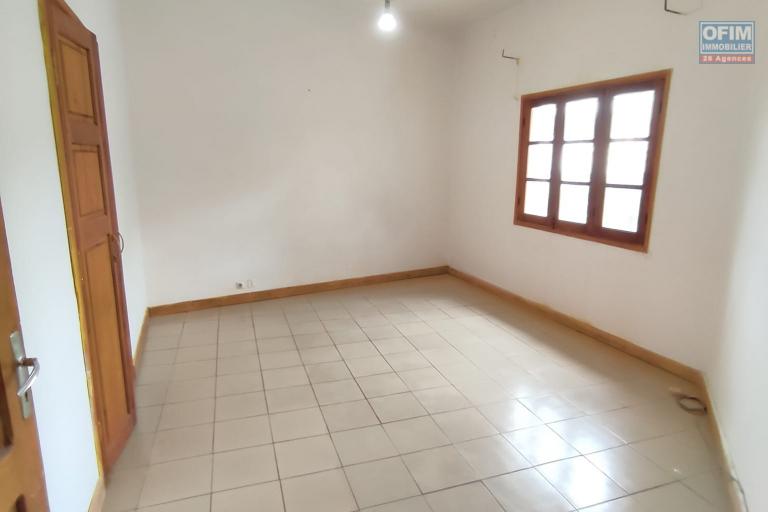 OFIM immobilier loue un appartement T3 spacieux et lumineux avec garage fermé sis à Ambohitrakely près de Betongolo.LOUE
