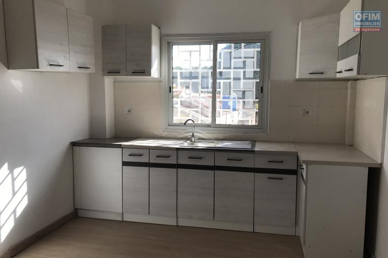 À louer un appartement neuf 90m2 de type T3 au 1ère et 2ème étage d’un bâtiment de R+3 dans un quartier calme non loin de l’aéroport sis à Mandrosoa Ivato