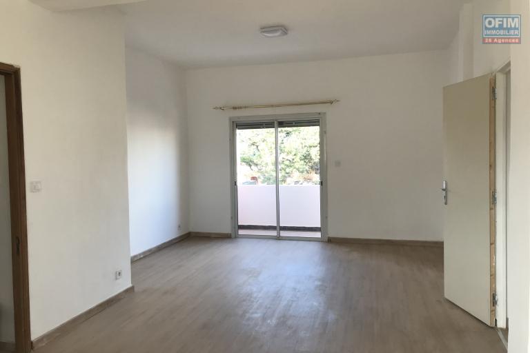 À louer un appartement neuf 90m2 de type T3 au 1ère et 2ème étage d’un bâtiment de R+3 dans un quartier calme non loin de l’aéroport sis à Mandrosoa Ivato