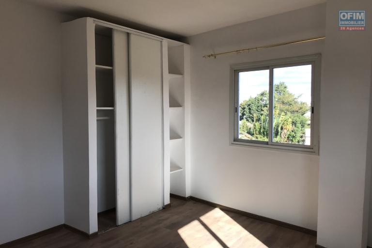 À louer un appartement neuf 90m2 de type T3 au 1ère et 2ème étage d’un bâtiment de R+3 dans un quartier calme non loin de l’aéroport sis à Mandrosoa Ivato