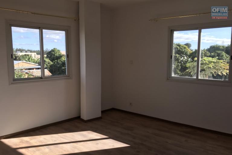 À louer un appartement neuf 90m2 de type T3 au 1ère et 2ème étage d’un bâtiment de R+3 dans un quartier calme non loin de l’aéroport sis à Mandrosoa Ivato