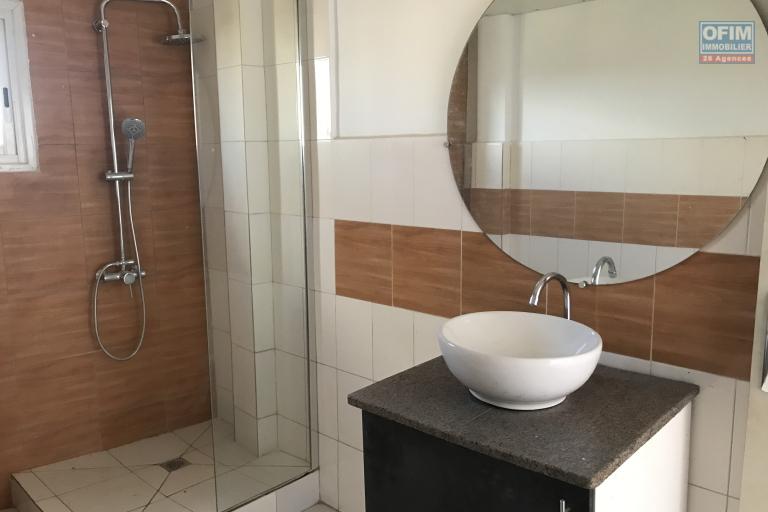À louer un appartement neuf 90m2 de type T3 au 1ère et 2ème étage d’un bâtiment de R+3 dans un quartier calme non loin de l’aéroport sis à Mandrosoa Ivato