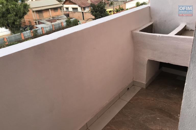 À louer un appartement neuf 90m2 de type T3 au 1ère et 2ème étage d’un bâtiment de R+3 dans un quartier calme non loin de l’aéroport sis à Mandrosoa Ivato