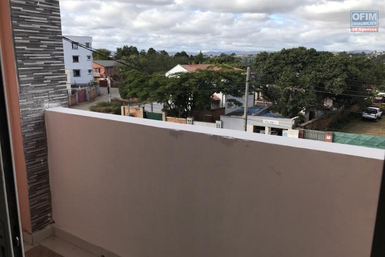À louer un appartement neuf 90m2 de type T3 au 1ère et 2ème étage d’un bâtiment de R+3 dans un quartier calme non loin de l’aéroport sis à Mandrosoa Ivato