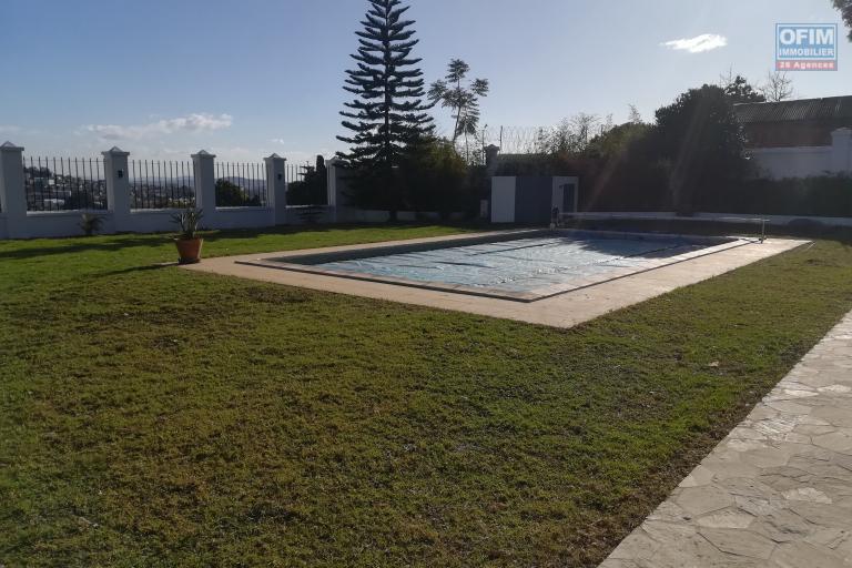 Une villa avec piscine F5 et une belle vue à Ambatobe ( NON DISPONIBLE )