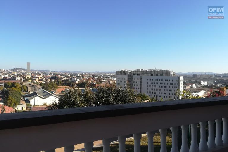 Charmante Villa à louer dans une propriété de 900m2 située à 3min à pieds du Lycée Français.LOUE