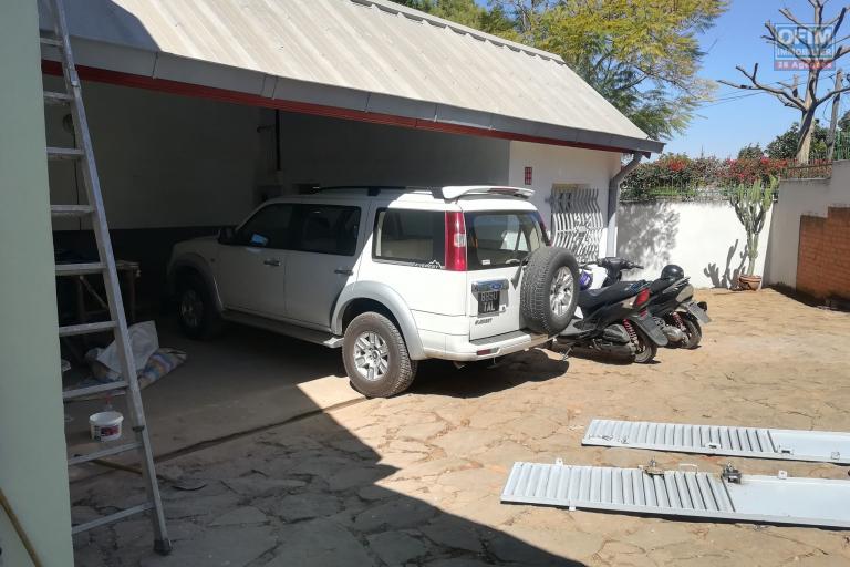 Charmante Villa à louer dans une propriété de 900m2 située à 3min à pieds du Lycée Français.LOUE