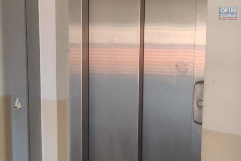 À louer un appartement neuf de type T4 au 3ème étage d'un immeuble de R +3 avec ascenseur sis à Ampefiloha à quelques minutes du centre ville