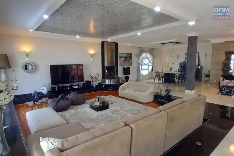 OFIM immobilier loue une magnifique Villa F6 dans une propriété de 1800m2 et de 300m2 de surface bâtie nichée dans le quartier prisé Ivandry