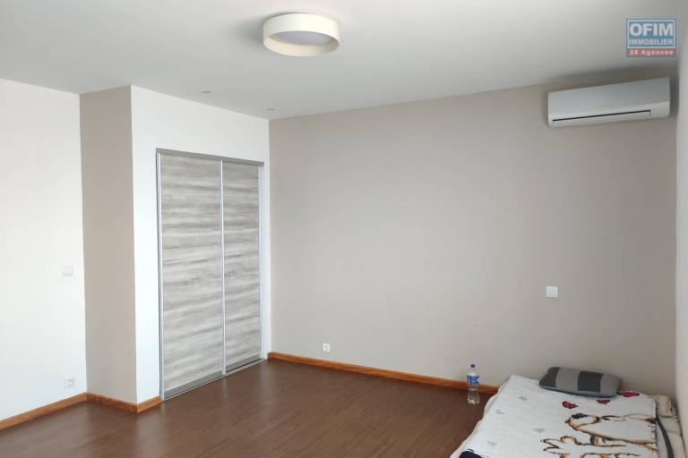 OFIM immobilier offre en location un appartement T4 meublé ou non meublé au coeur d'Ivandry au 3e étage.A usage habitation ou bureau